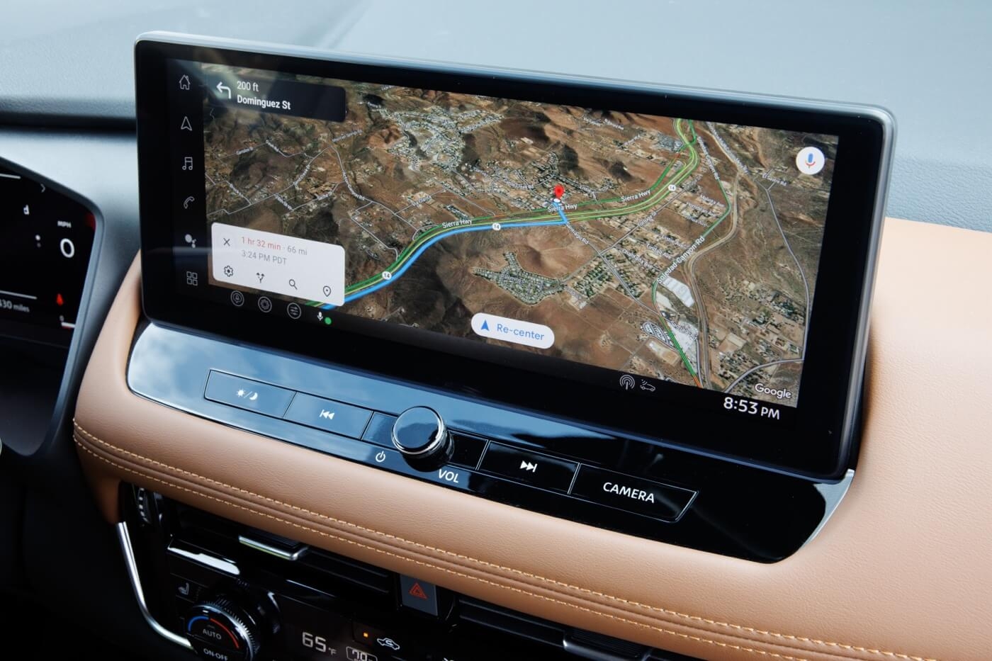 Écran tactile avec map Google du Nissan Rogue 2024.