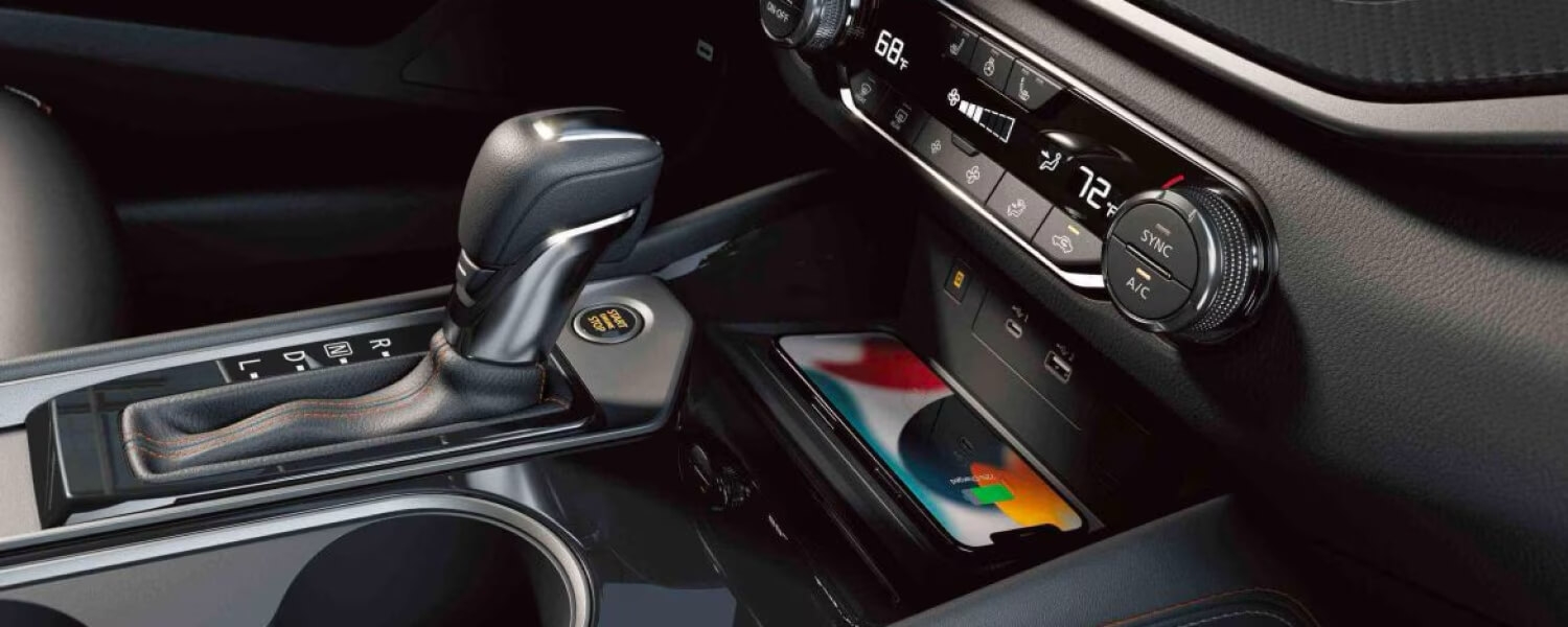 Téléphone sur un bloc de recharge sans fil de la Nissan Altima 2025.
