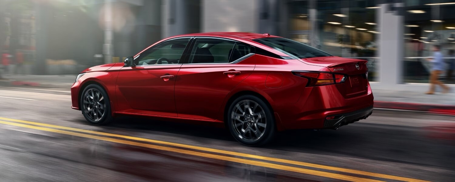 Performance de la Nissan Altima 2025 sur la route.