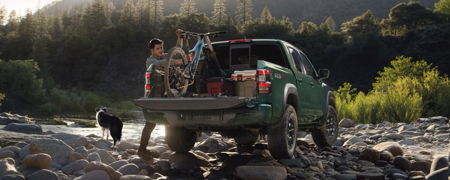 Vélo à bord du coffre du Nissan Frontier 2025.