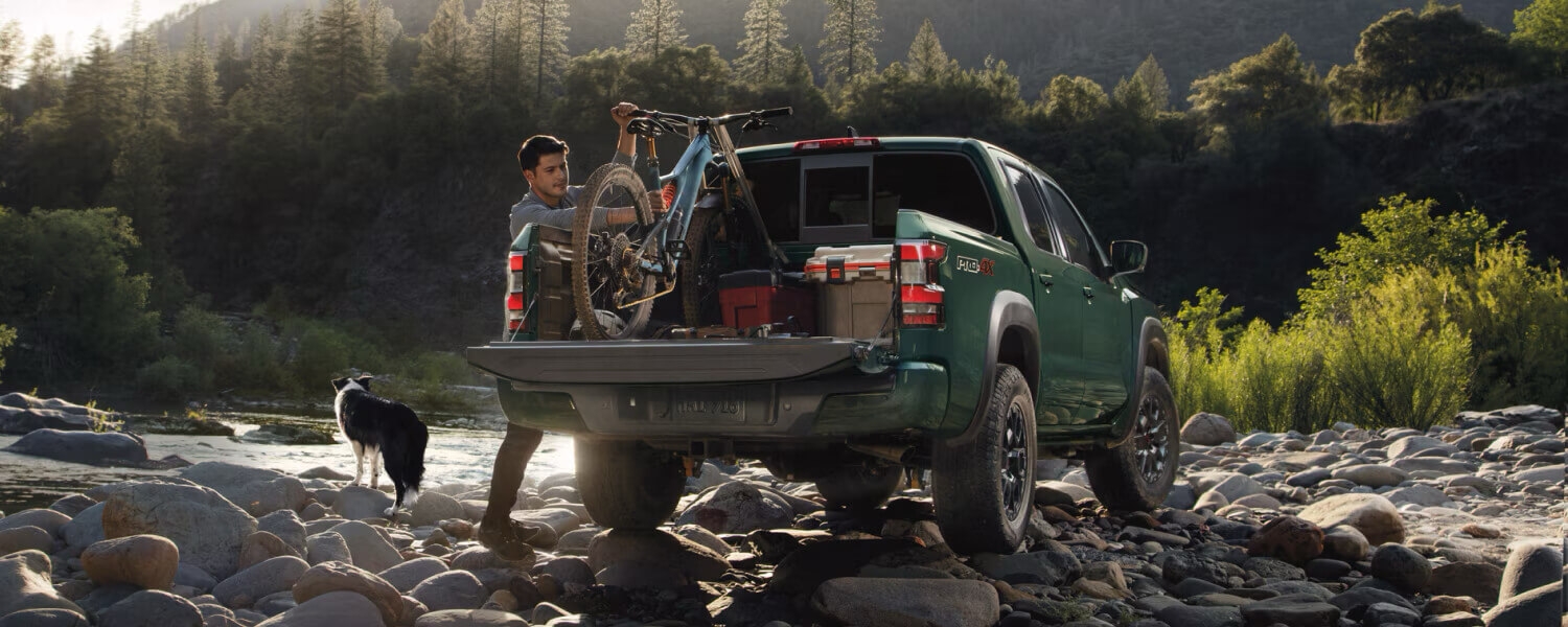 Vélo à bord du coffre du Nissan Frontier 2024.