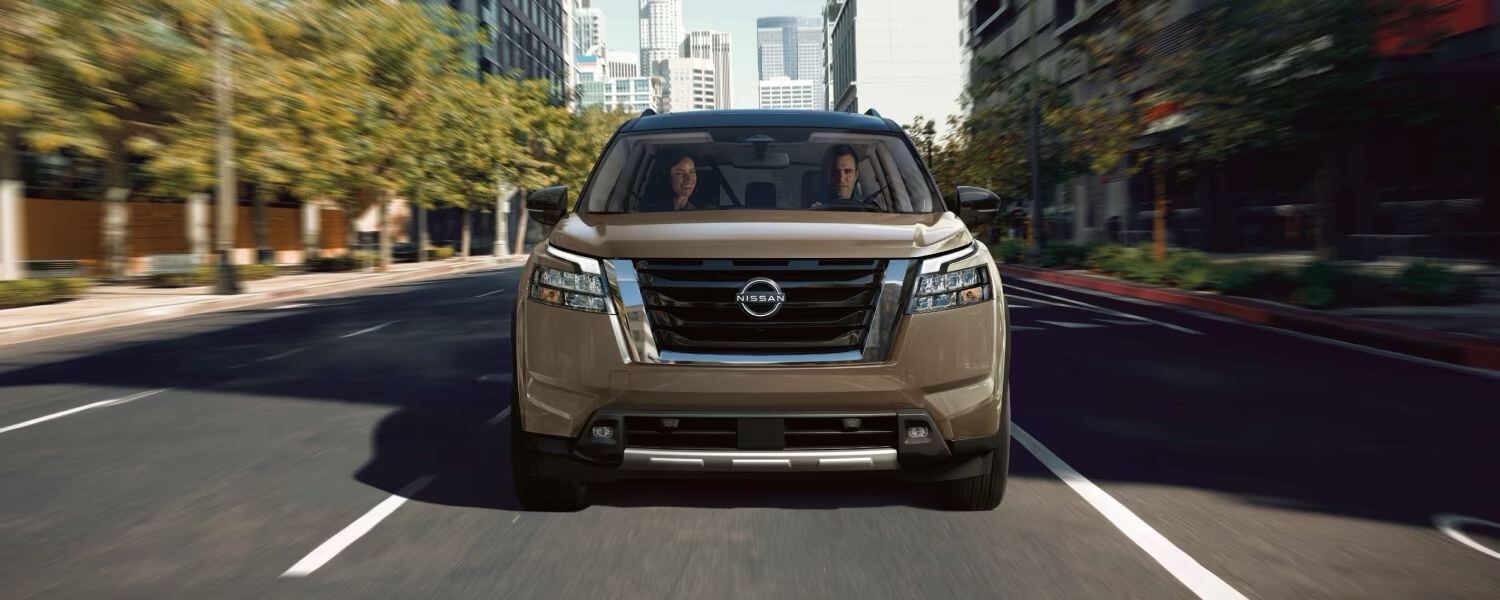 Vue avant du Nissan Pathfinder 2025 sur la route en ville.