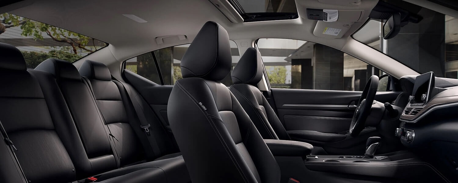 Habitacle incluant les technologies de pointe de la Nissan Altima 2025.