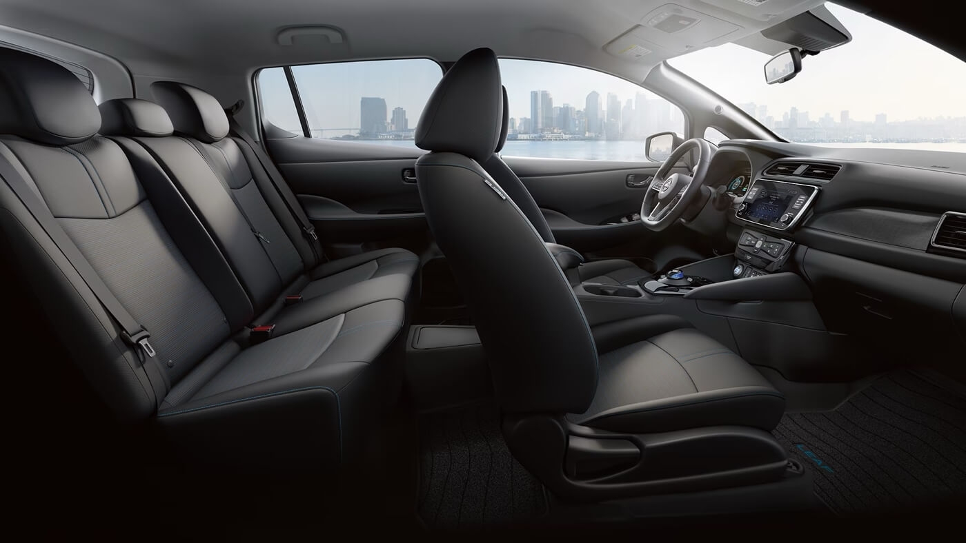 Sièges moelleux à l’intérieur de la Nissan Leaf 2025.