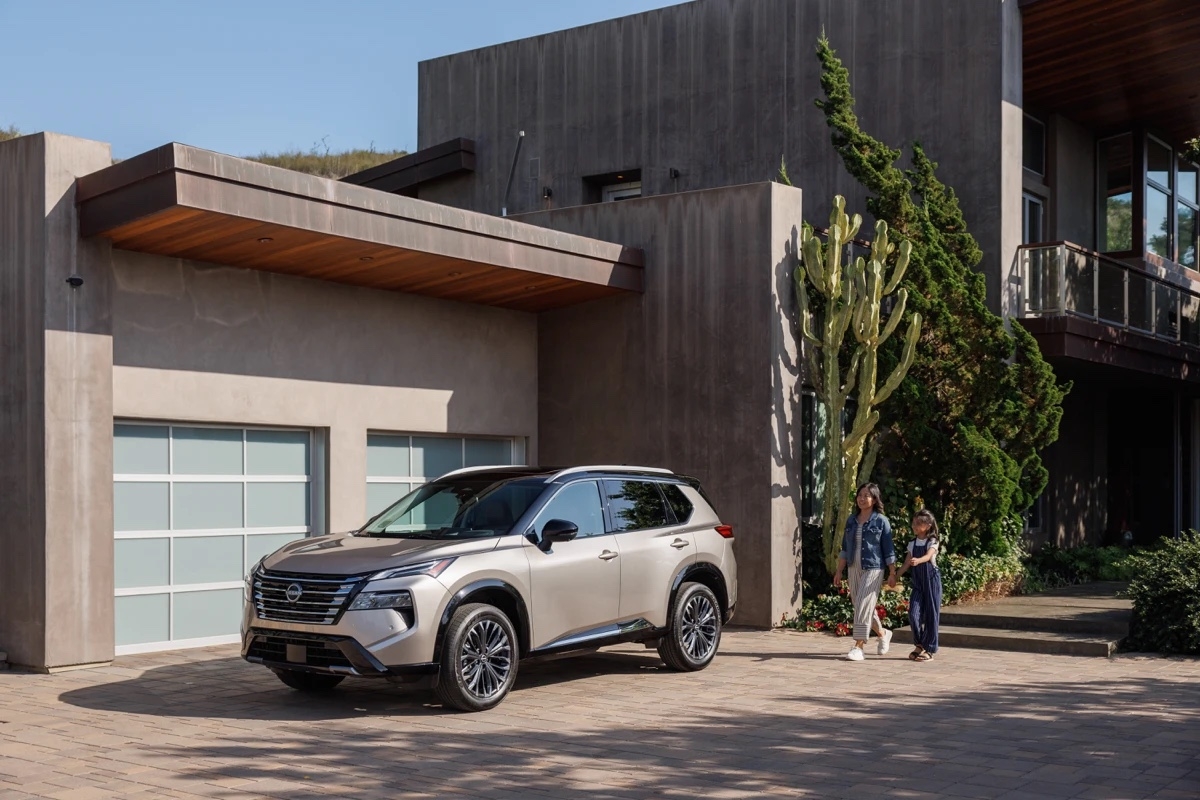 Vue 3/4 avant du Nissan Rogue 2025 à l'extérieur.