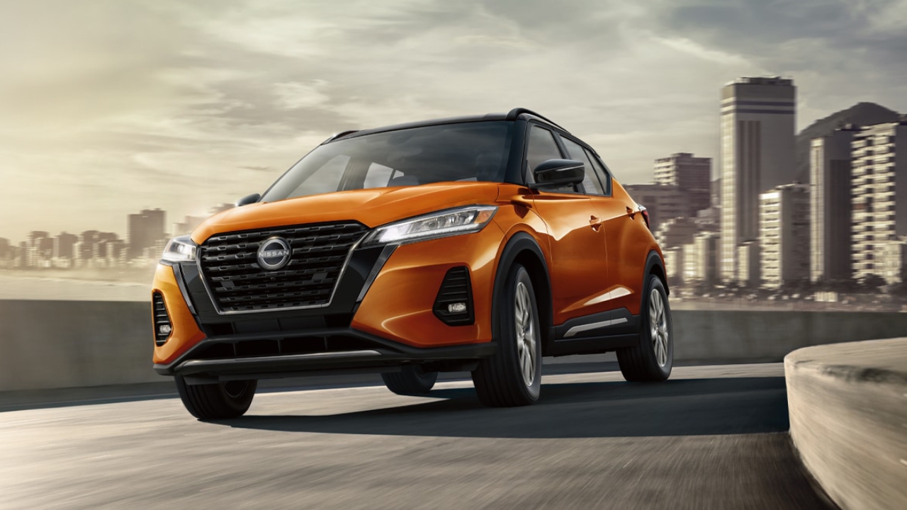 vue latérale avant d'une Nissan Kicks 2025