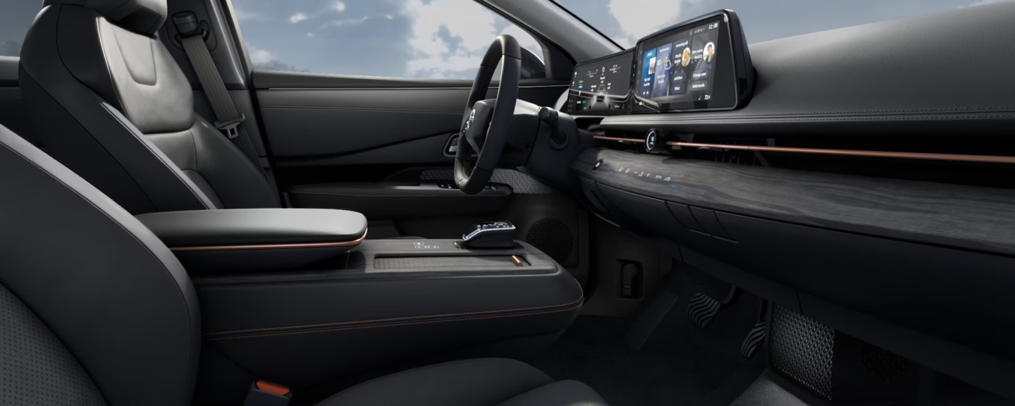 Habitacle avant du Nissan Ariya électrique 2024 incluant les sièges « zéro gravité ».
