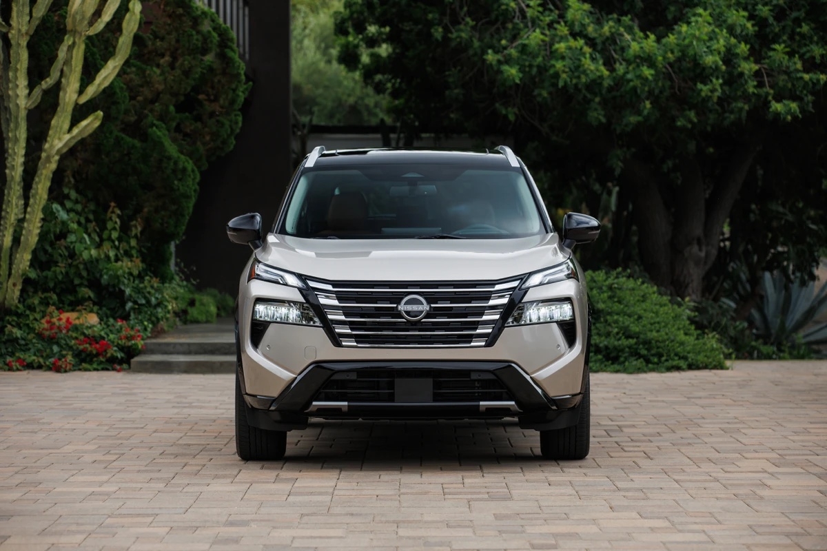 Vue avant du Nissan Rogue 2025 à l'extérieur.
