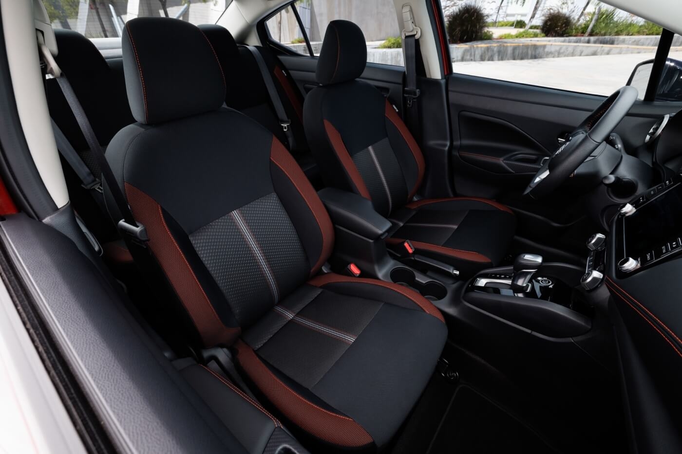 Espace confortable de l'avant de la Nissan Versa 2024.