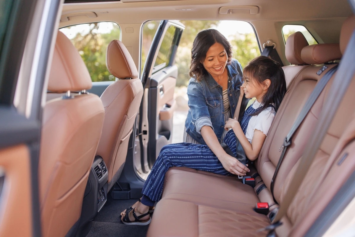 Fille au confort à bord du Nissan Rogue 2025.