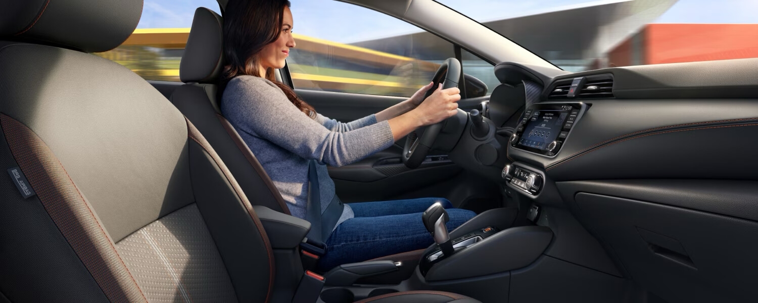 Femme au volant de la Nissan Versa 2024.