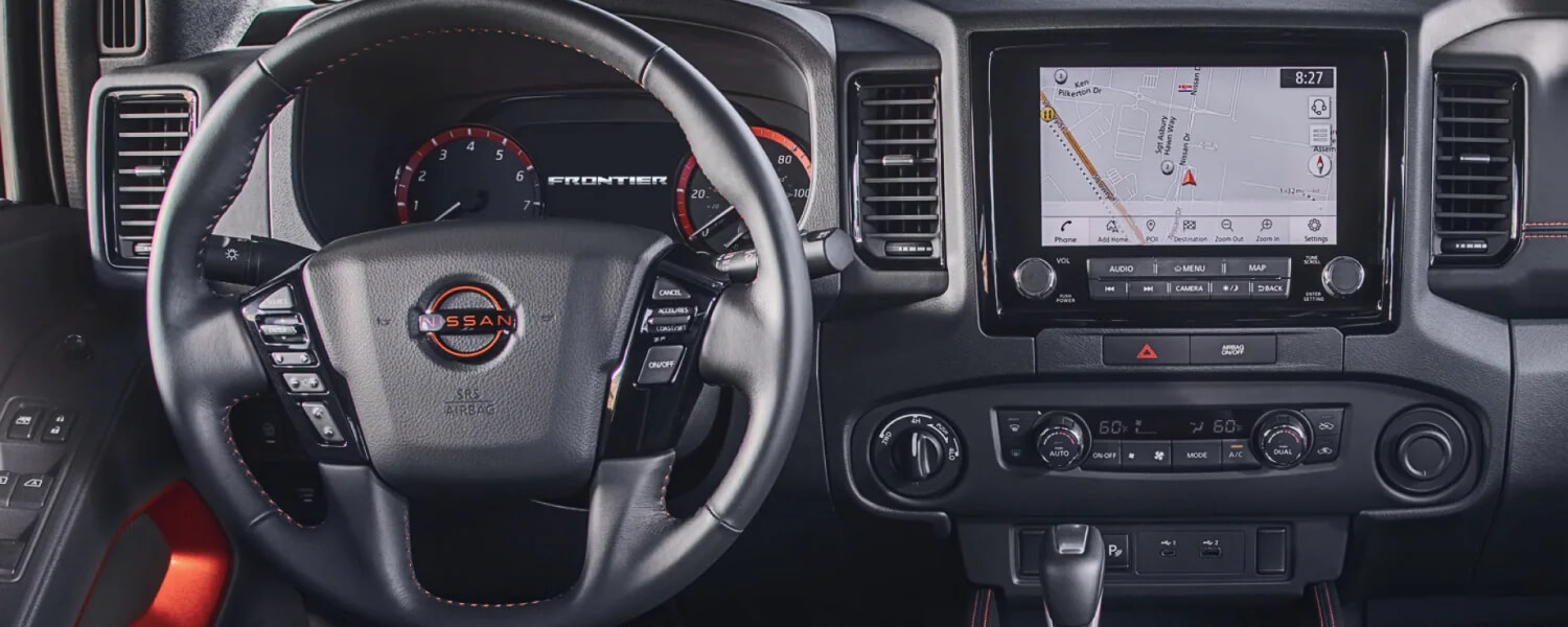 Tableau de bord du Nissan Frontier 2025 incluant les fonctionnalités de sécurité avancées.
