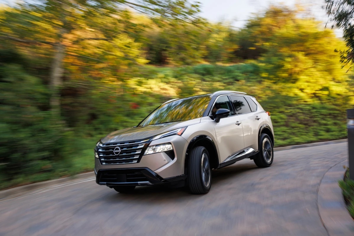 Vue 3/4 avant du Nissan Rogue 2025 dans un virage.