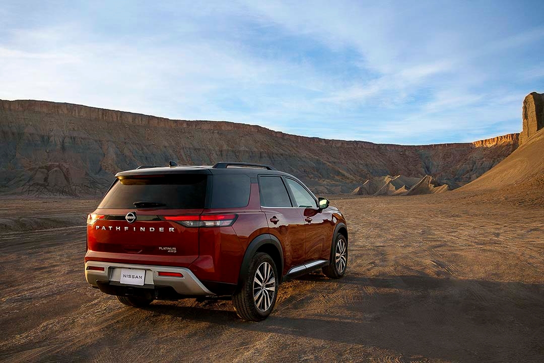 vue trois quart arrière du Nissan Pathfinder 2022