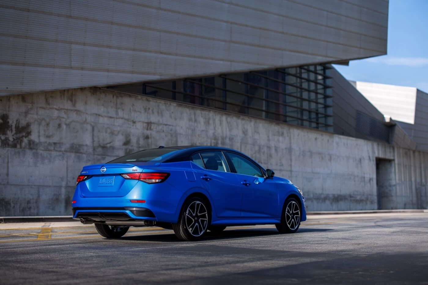 Vue 3/4 arrière de la Nissan Sentra 2025 à l'extérieur.